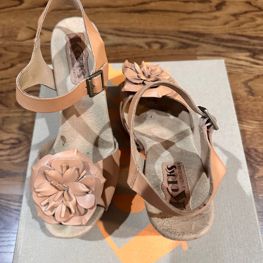 Kork-Ease Women's Aralyn Natural Sandals with Floral Detail - Picture 2 of 6